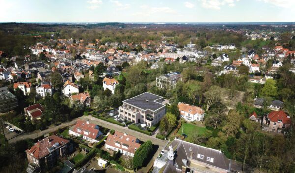 Artist impression van Vijverweg 14 vanuit de lucht, tussen de villa's en het groen van Bloemendaal