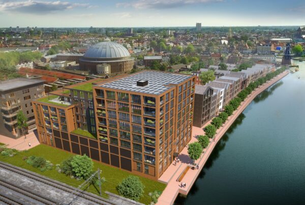 Artist impression van De Scheepmaker vanuit de lucht, met zonnepanelen en groene daken, de kade langs het Spaarne en de Koepel en de Haarlemse binnenstad op de achtergrond