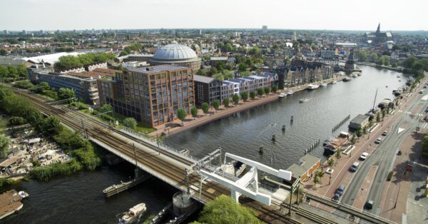Artist impression van De Scheepmaker vanuit de lucht, aan het Spaarne naast de spoorbrug, met de Koepel en de Grote of Sint-Bavokerk in de verte