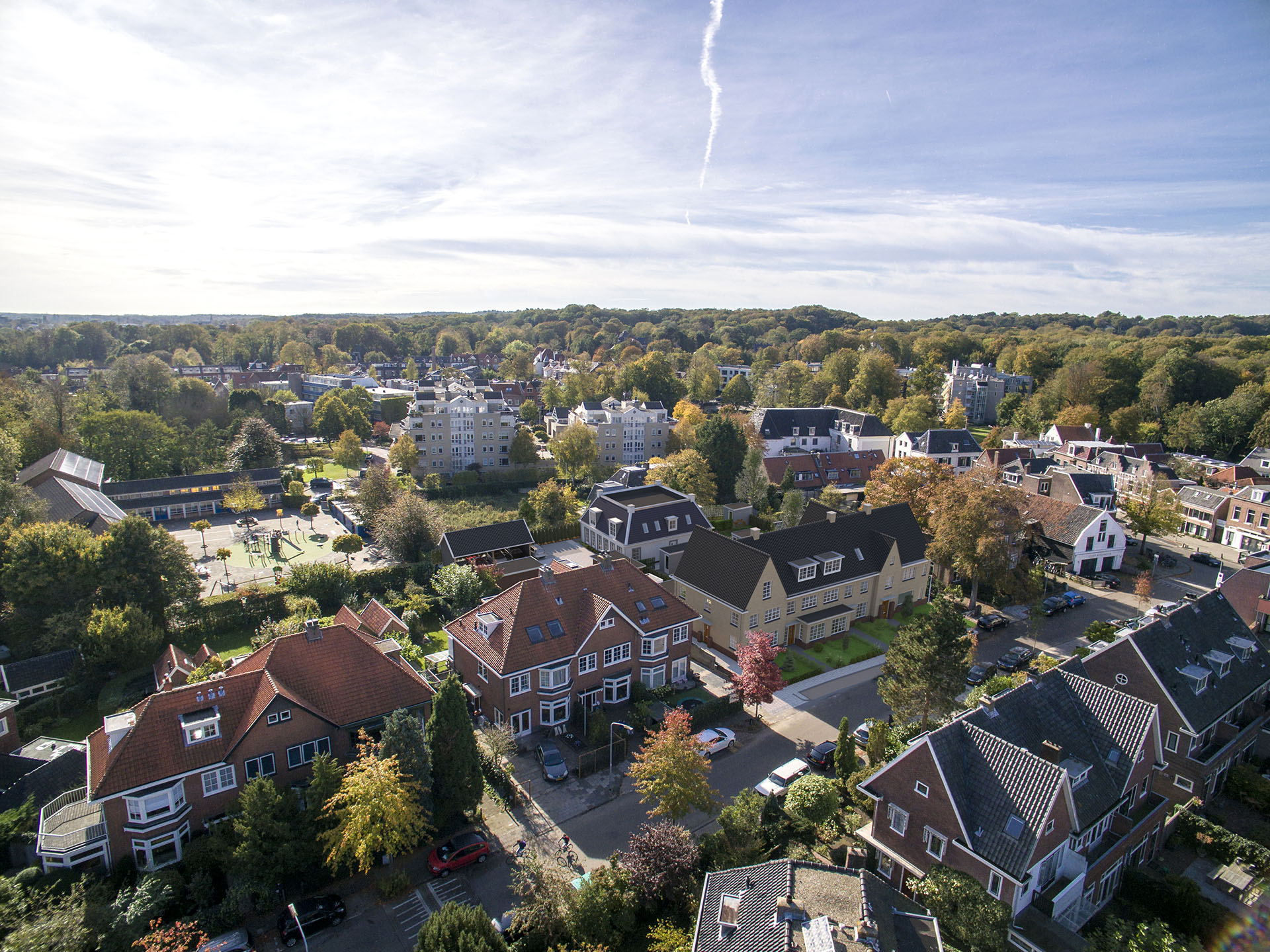Artist impression vanuit de lucht van Herendael aan de Dr. Dirk Bakkerlaan, tussen de bestaande woningen en het groen van centrum Bloemendaal