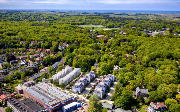 Artist impression van Blekersduin ingetekend op een luchtfoto van Santpoort-Zuid, met het duingebied en de kust op de achtergrond