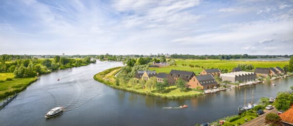 Artist impression vanuit de lucht van Haarlem Buiten op de landtong tussen het Spaarne en de Ringvaart
