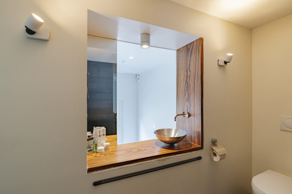 Modern bathroom with vessel sink and mirror.
