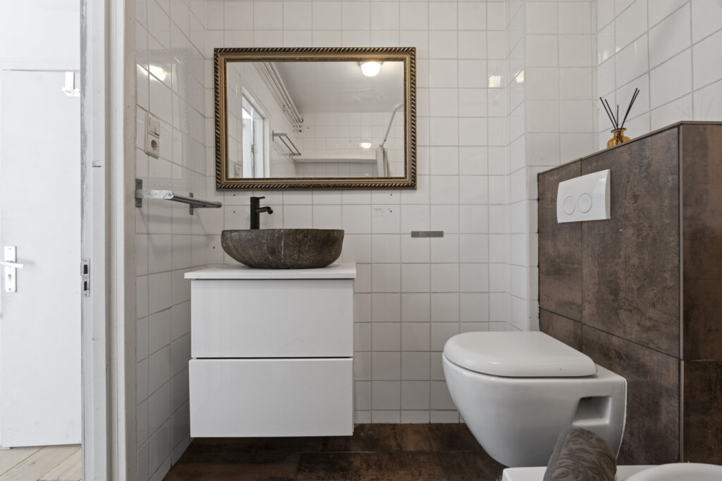 Modern bathroom with sink and mirror