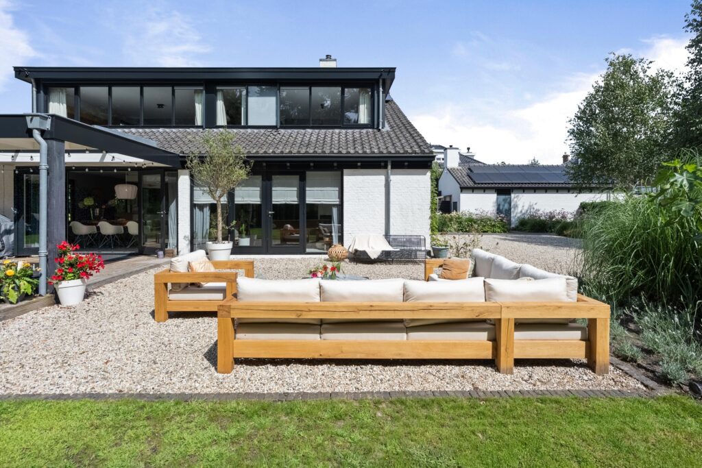 Modern backyard with patio furniture and garden.