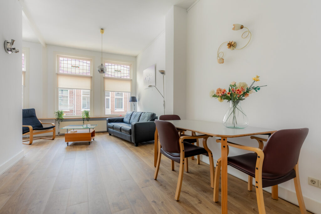 Bright living room with modern furniture and flowers.