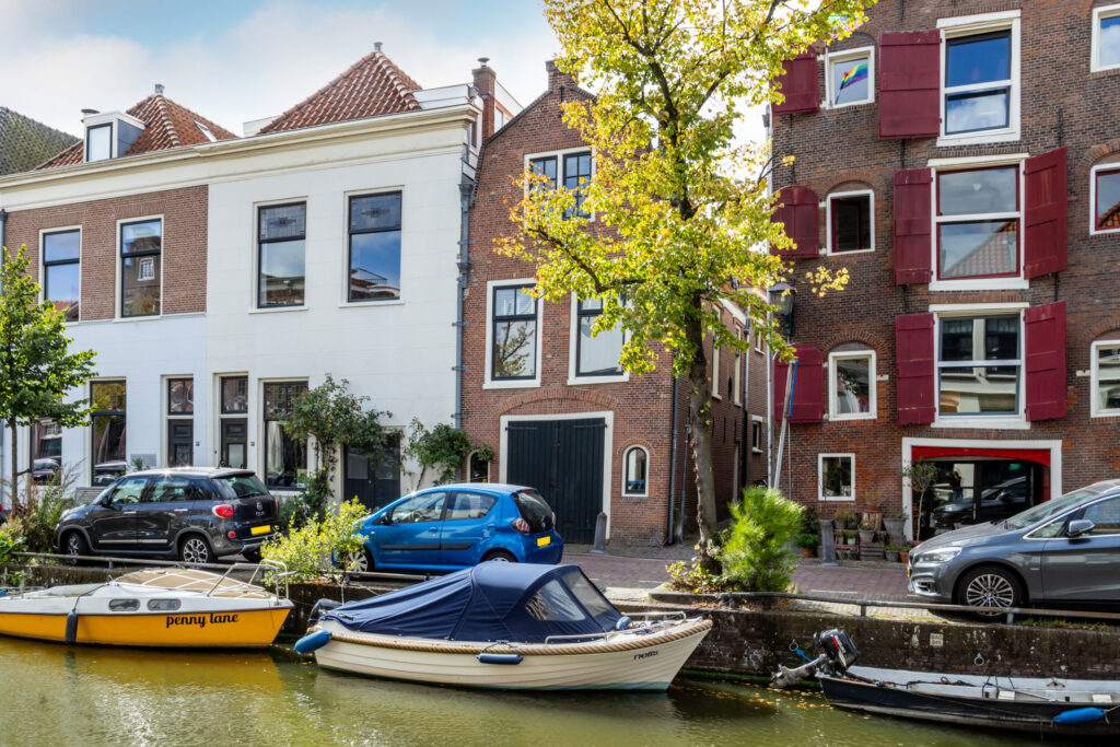 Canal with boats in front of Dutch buildings.