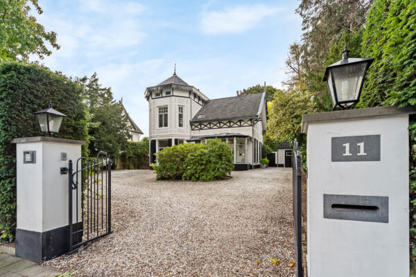 Historic villa with a gravel driveway, front garden view