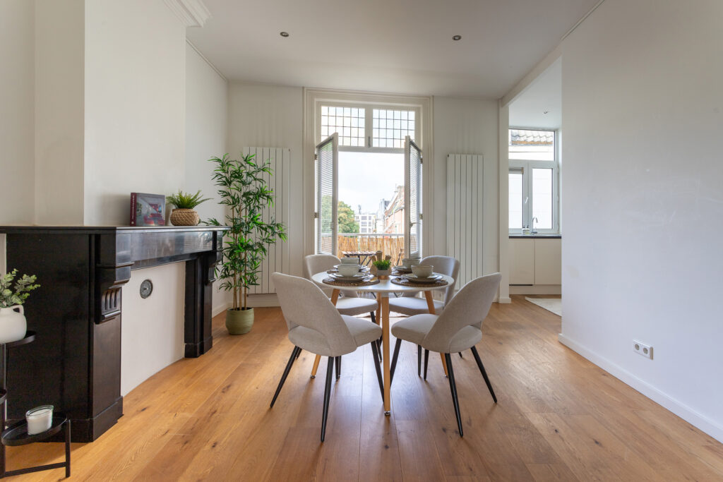 Modern dining room with round table and chairs.