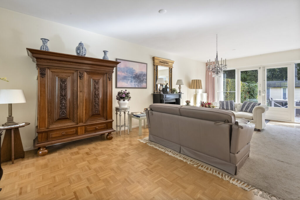 Cozy living room with vintage furniture and chandelier.