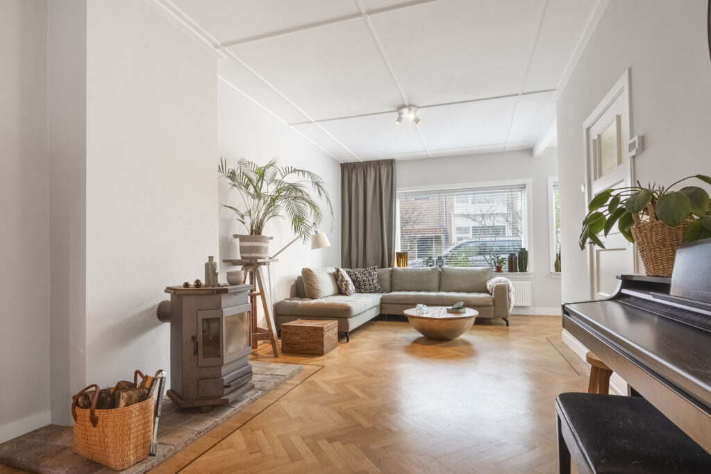 Modern cozy living room with plants and piano.