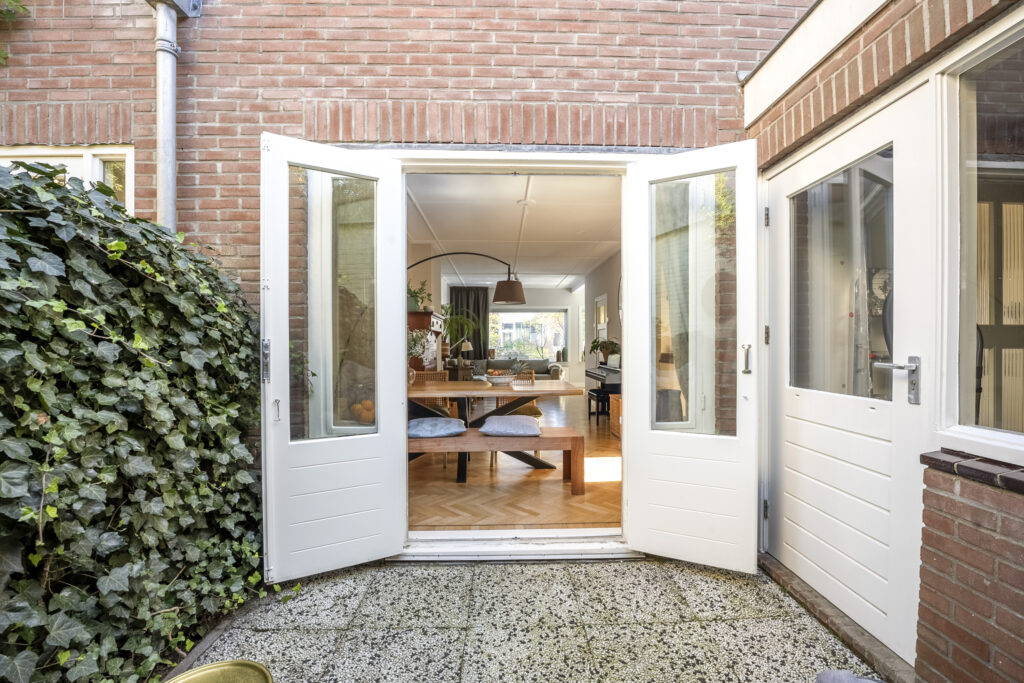 Open double doors to cozy dining area