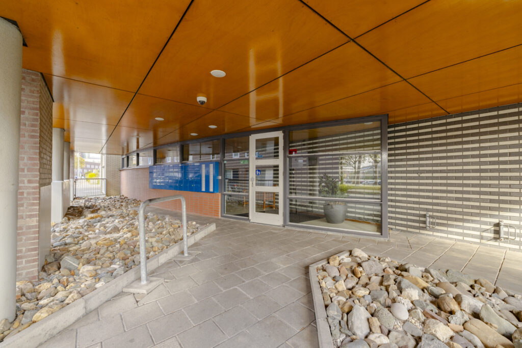 Covered entrance with mailboxes and stones