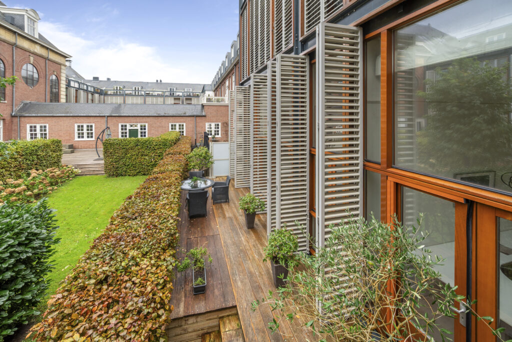 Modern terrace with greenery and wooden accents.