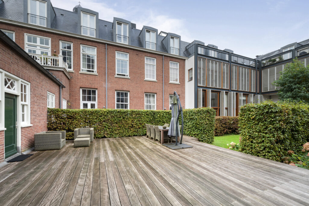 Modern townhouse with spacious wooden deck