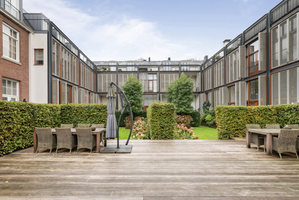 Modern courtyard with patio furniture and garden