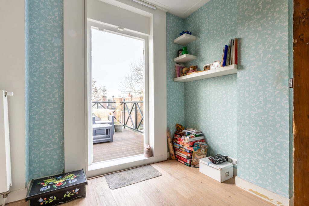 Cozy room with balcony and board games.