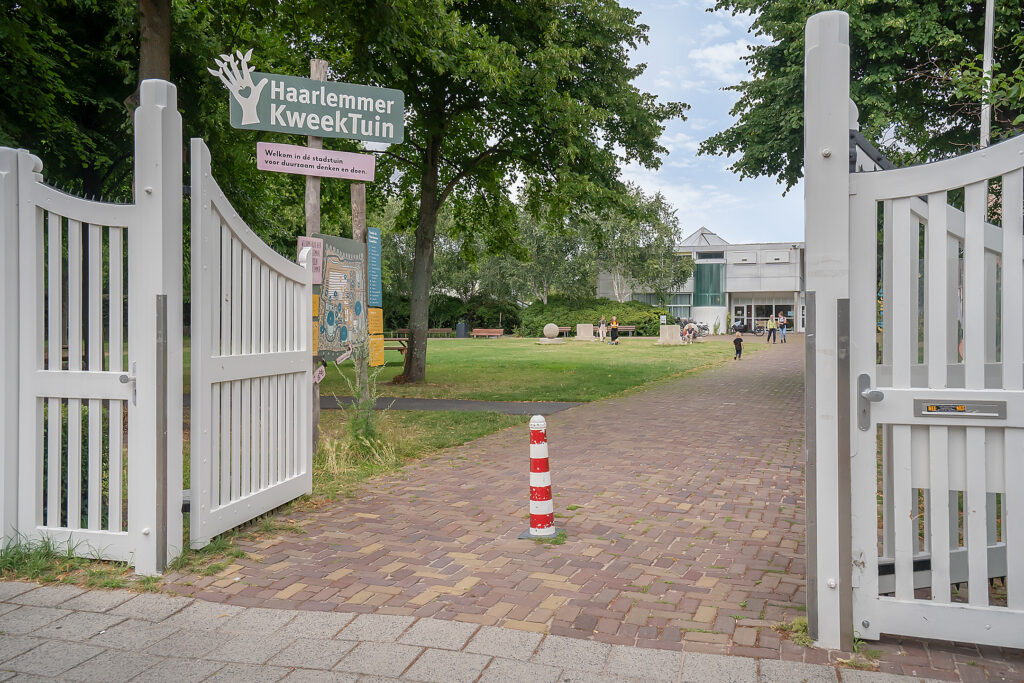 Entrance to Haarlemmer Kweektuin with open gate
