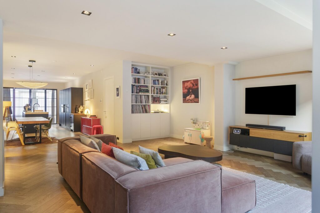 Modern open-plan living room with kitchen and dining area.